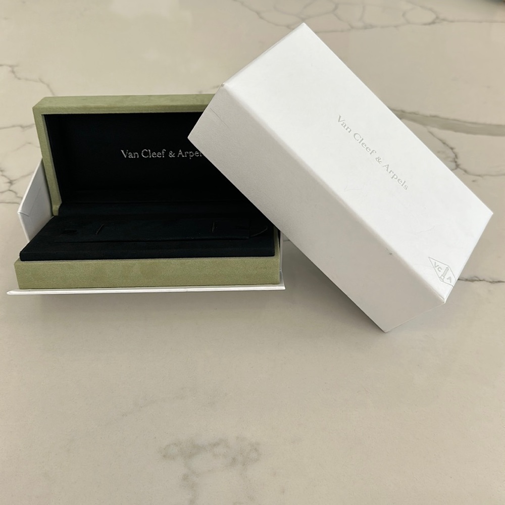 Original Van Cleef & Arpel bracelet box